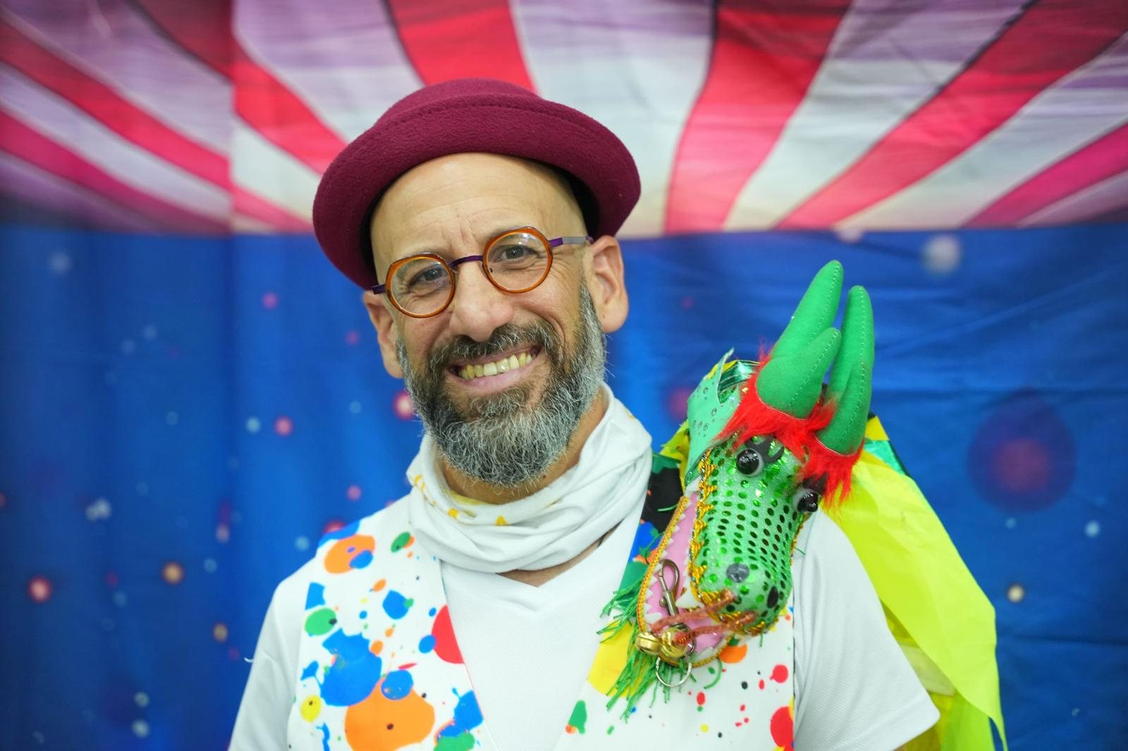 גיא מצחיקול עם דמות הדרקון במופע האומץ להעז