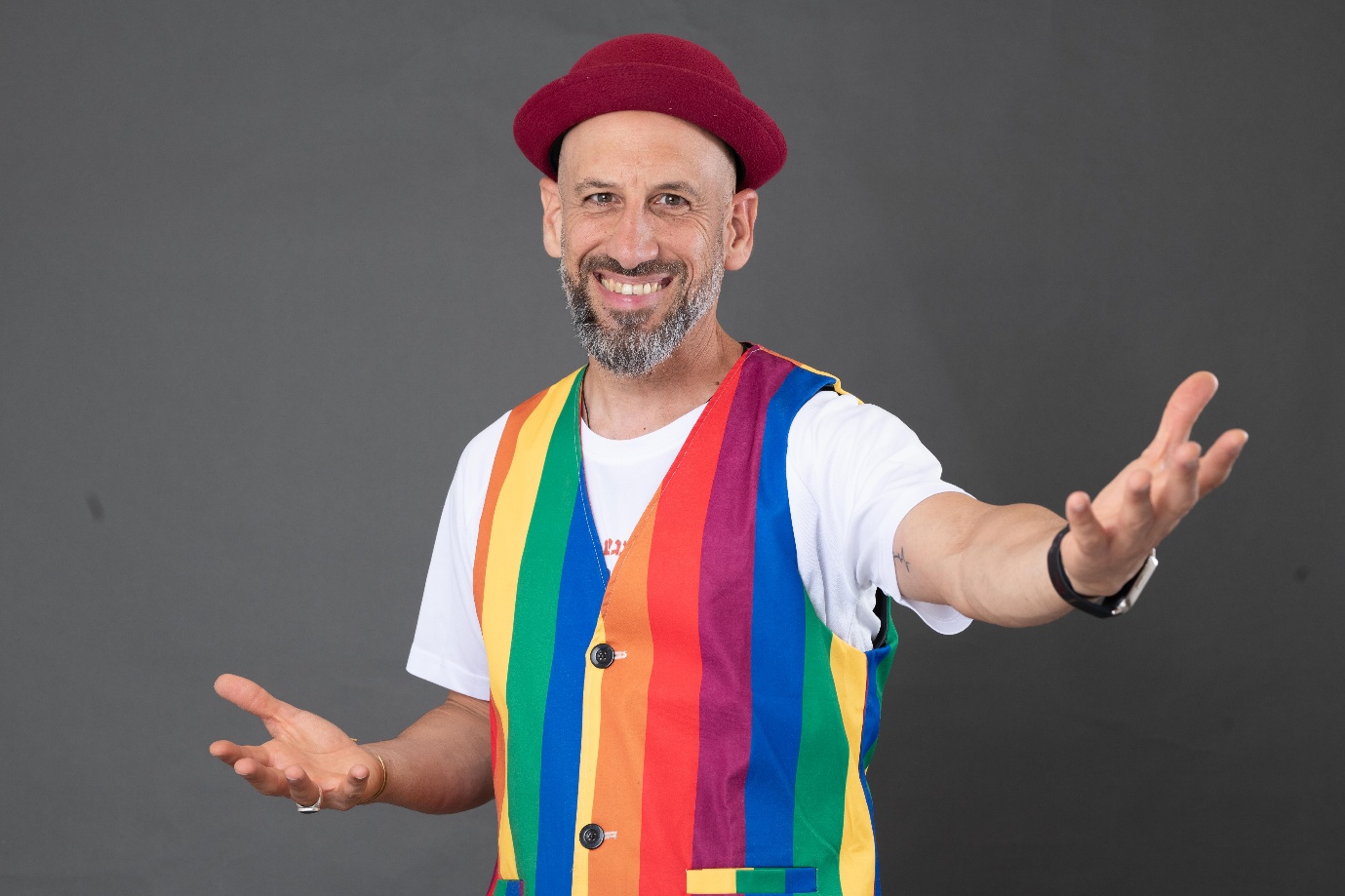 גיא מצחיקול בתלבושת ליצן עם כדורי ג'אגלינג